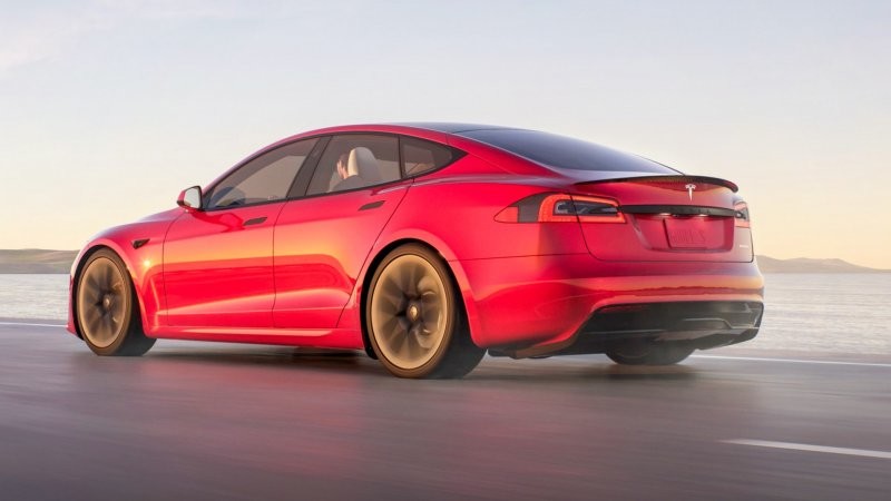 Владелец нового электромобиля Tesla Model S рассказал о его качестве сборки