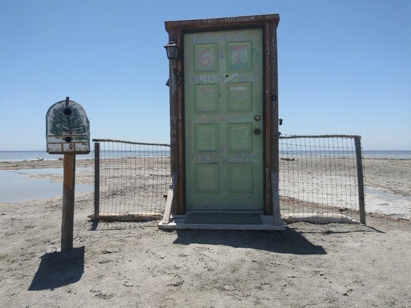 Одинокая дверь на заброшенном пляже