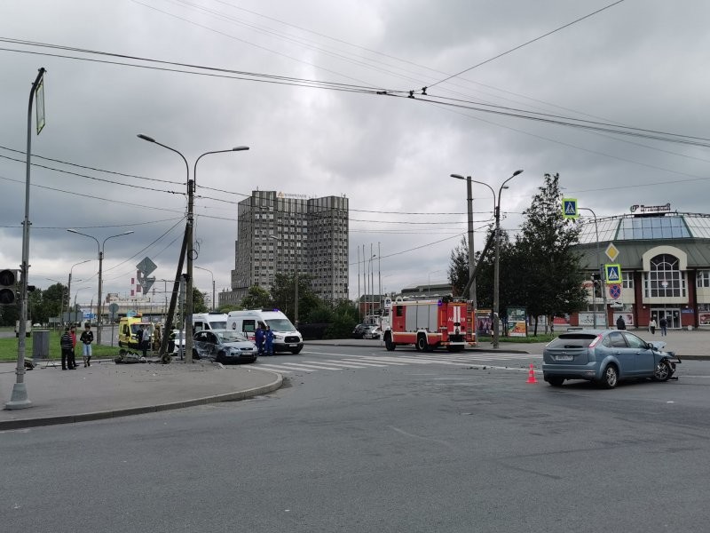 Авария дня. В Петербурге водитель минивэна проехал на "красный" и сбил группу пешеходов