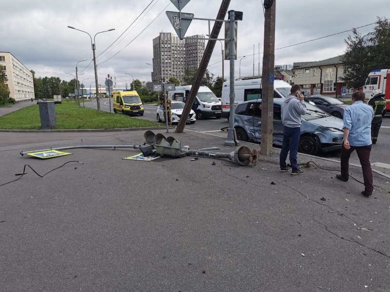 Авария дня. В Петербурге водитель минивэна проехал на "красный" и сбил группу пешеходов