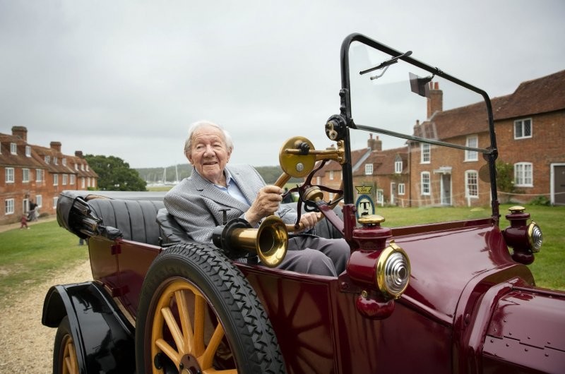 101-летний мужчина сел за руль электрического Ford, спустя 90 лет после того, как впервые проехал на Model T