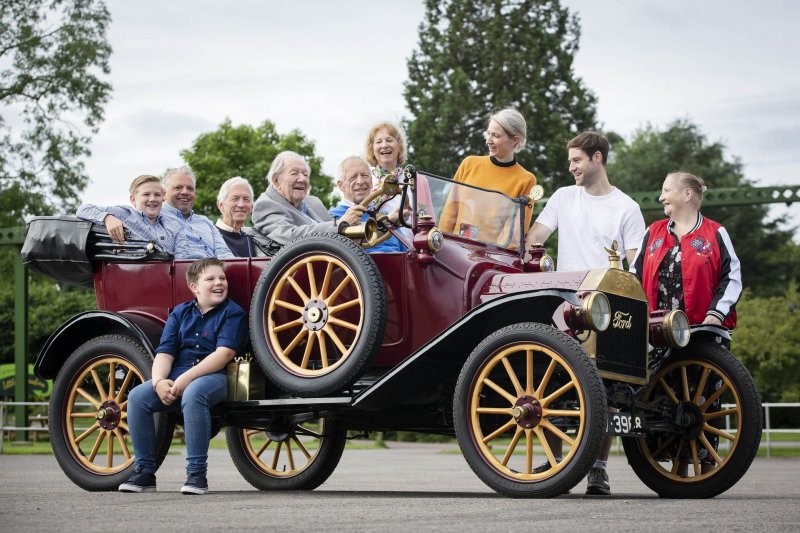 101-летний мужчина сел за руль электрического Ford, спустя 90 лет после того, как впервые проехал на Model T