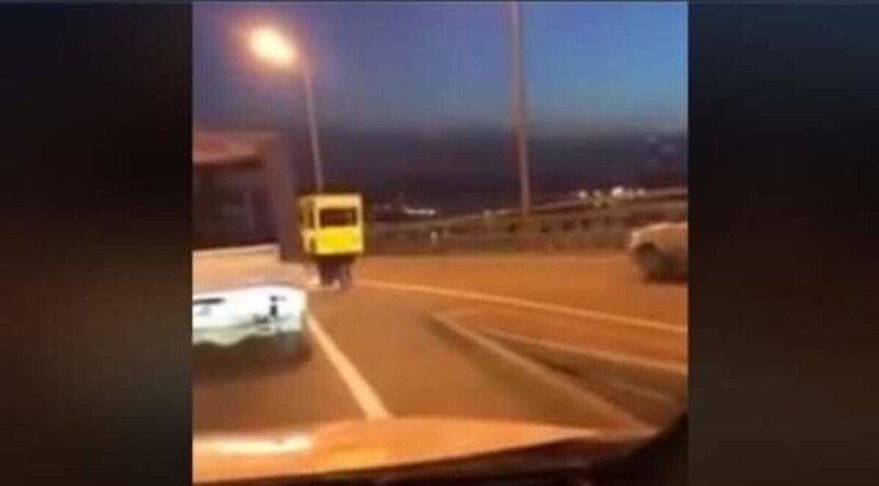 Четверо жителей Владивостока притворились автобусом, чтобы перейти через мост, предназначенный только для транспортных средств