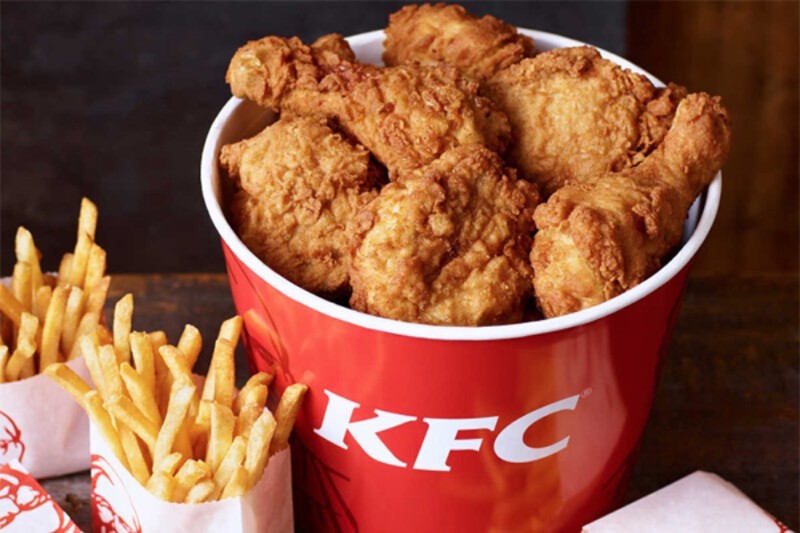 Студент из Южной Африки год обманом получал бесплатные обеды в KFC. Паренек приходил в заведения ежедневно, утверждая, что его отправили из главного офиса КFC, чтобы проверить качество блюд, и показывал фальшивое удостоверение
