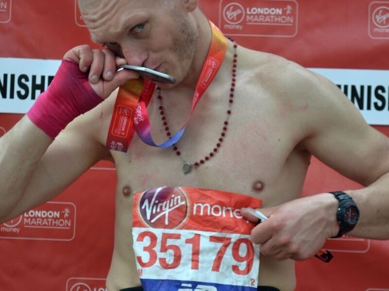 Бездомный поляк Станислав Скупьян украл номер другого бегуна на Лондонском марафоне. Он финишировал под чужим именем, пробежав 300 метров