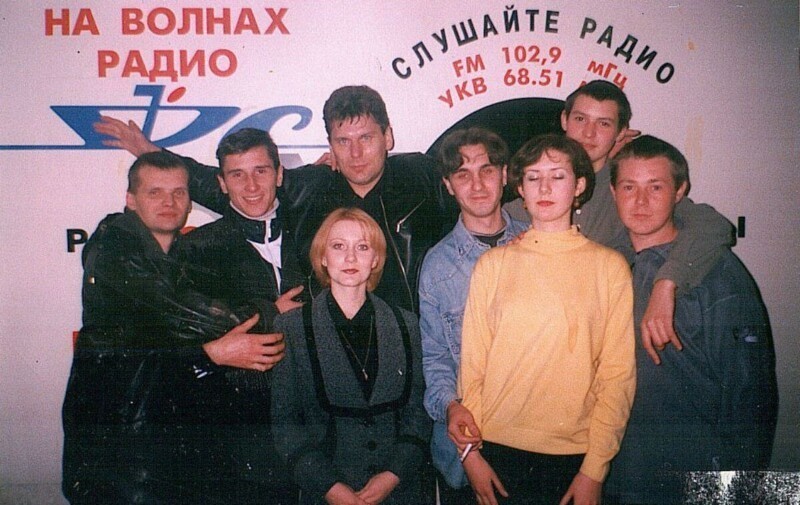 Лидер группы «Сектор Газа» Ю́рий Хой с поклонниками. Россия, Самара, 13.11.1999 год