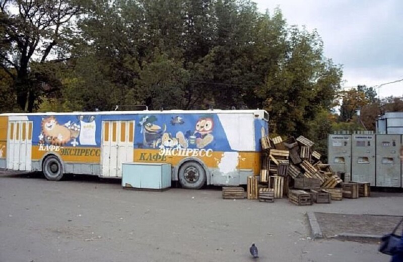Кафе-экспресс, а рядом заброшенные автоматы с газированной водой. Старые троллейбусы часто использовались под кафе или тир. Ленинград, СССР, 1990 год