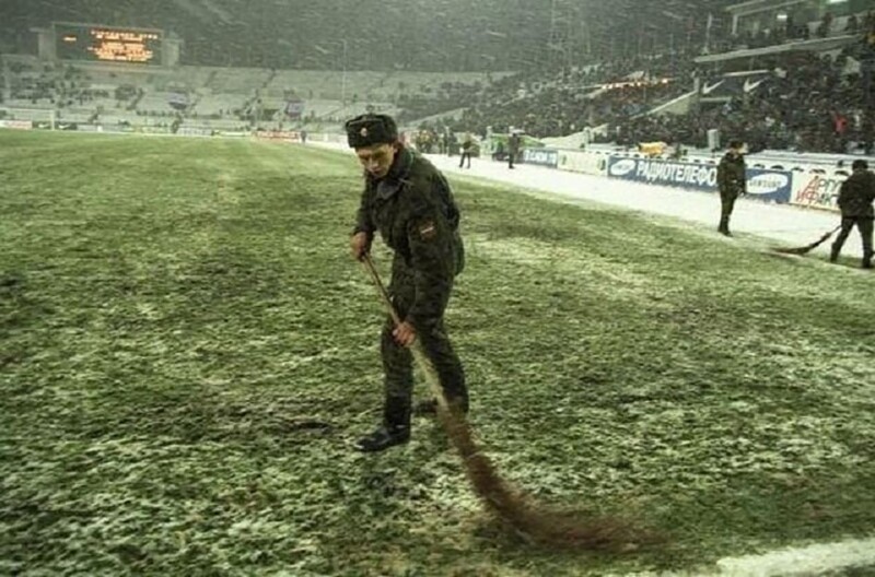 Подготовка газона стадиона «Динамо» перед матчем Россия - Италия, Москва, 1997 год