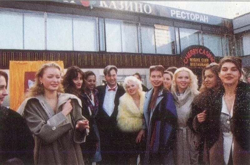 Валерий Меладзе возле клуба «Метелица» на съёмках клипа «Девушки из высшего общества». Россия, Москва, 1996 год