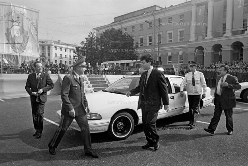 Губернатор Борис Немцов вручает начальнику ГУВД по Нижегородской области Потапову новые патрульные автомобили, подаренные США Нижнему Новгороду, сентябрь 1995 года