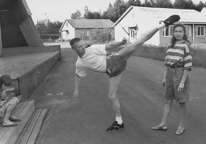 Парень показывает свое умения бить ногой перед девушкой, 1990- годы
