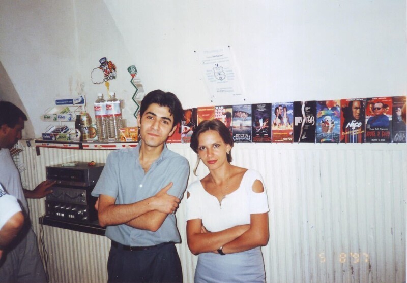 Сотрудники видеосалона на фоне видеокассет-VHS, 1997 год
