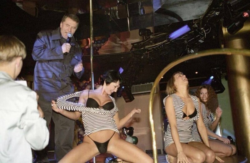 Лидер ЛДПР Владимир Жириновский на презентации своего сольного альбома «Настоящий полковник» в клубе «Даллас», 1999 год