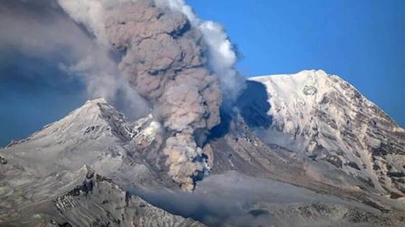Растёт активность камчатского вулкана Шивелуч, но туристов это не останавливает