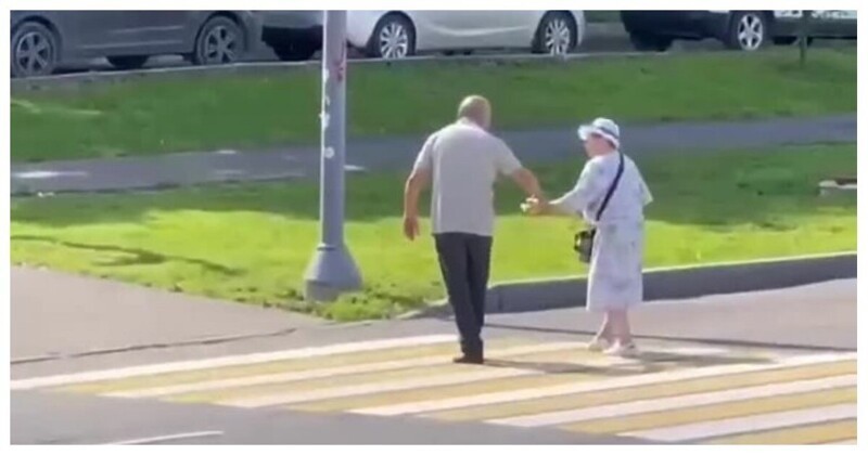 Автомобилист помог бабушке перейти дорогу