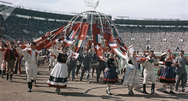 Яркие цветные фотографии Всемирного фестиваля молодёжи 1957 года в Москве