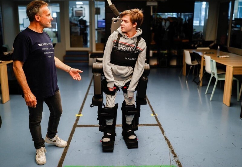 Отец-инженер создал экзоскелет с голосовым управлением для сына, прикованного к инвалидному креслу