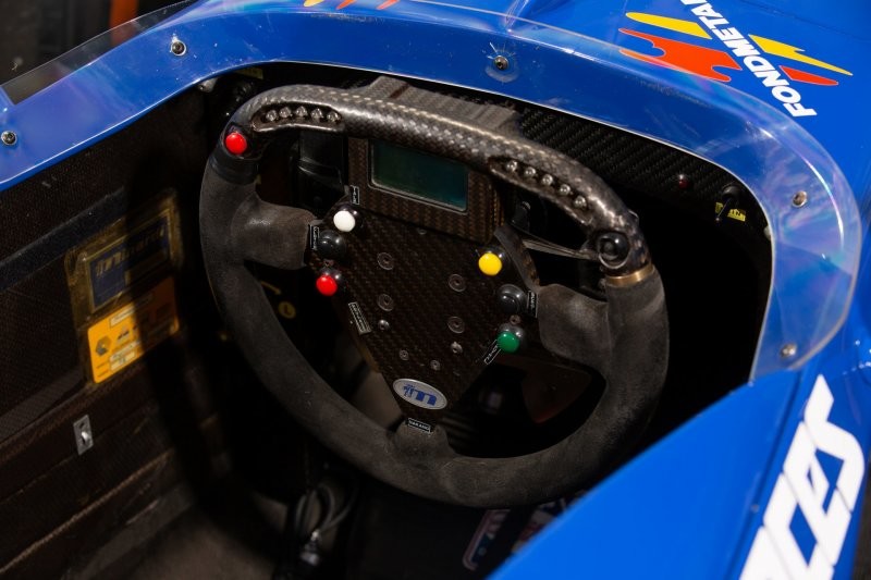 Гоночный болид Minardi, участвовавший в сезоне Формулы-1 1998 года, выставили на продажу
