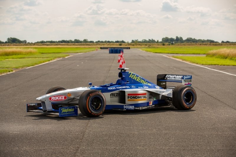Гоночный болид Minardi, участвовавший в сезоне Формулы-1 1998 года, выставили на продажу