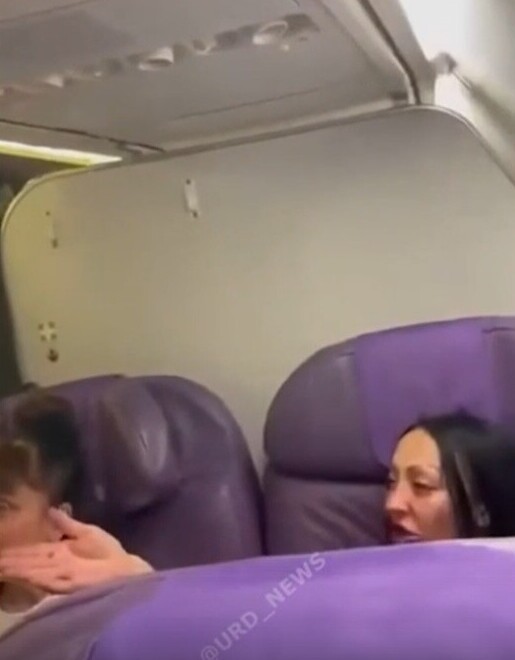 "Девушка, включи кондиционер!": пассажирка бизнес-класса устроила скандал в самолете на рейсе в Сочи