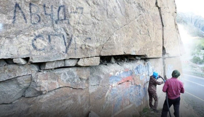 В алтайских скалах где-то вдалеке - есть надписи на русском языке