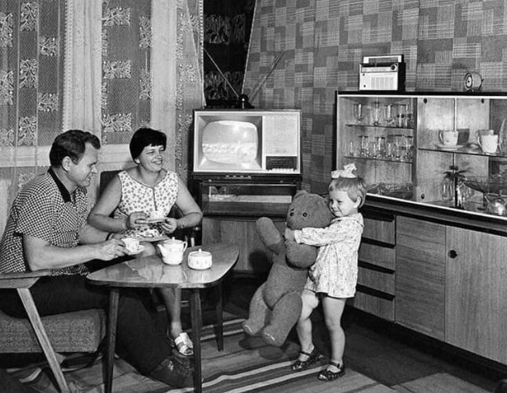 9. Постановочное фото счастливой советской семьи, 1968 год