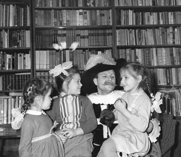 8. Юрий Гагарин с дочерьми Галей и Леной, а также Ирой Комаровой, в преддверии 1965 года