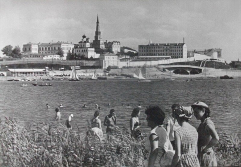 На реке Казанке. Творческая фотостудия. Выходные данные: Москва, 1963 год