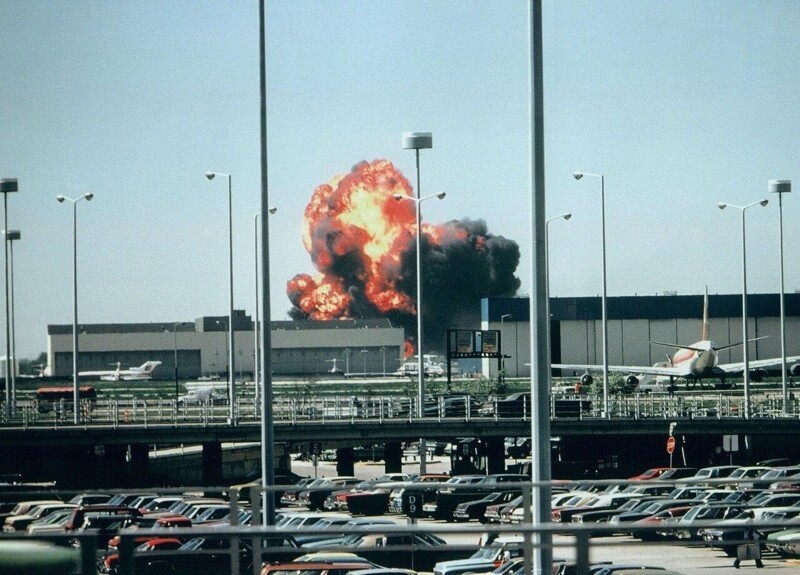 Рейс 191 American Airlines после потери двигателя в аэропорту Чикаго О'Хара. Все 271 пассажиров на борту, а также 2 человека на земле погибли. 25 мая 1979 год