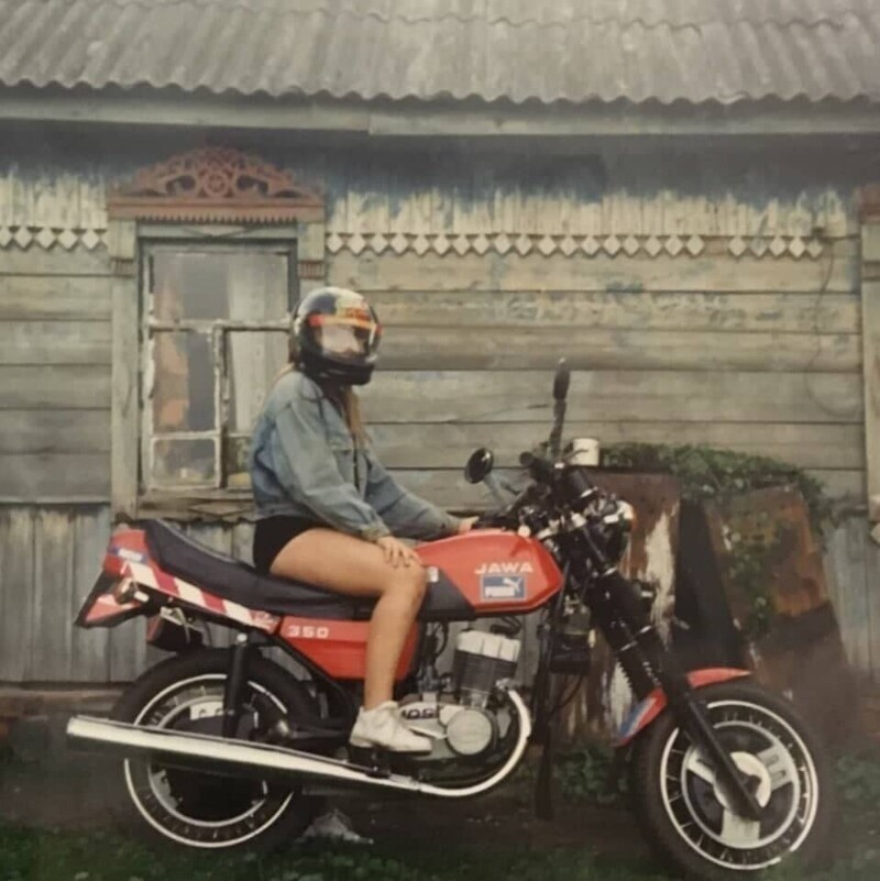 Девушка на мотоцикле «Jawa». Россия, 1990-е