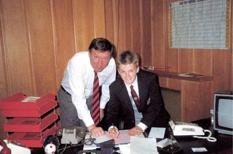 14 - летний Дэвид Бэкхэм подписывает контракт с Манчестер Юнайтед. Справа от него Сэр Алекс Фергюссон