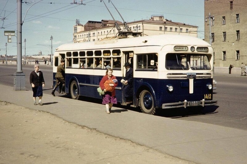 Троллейбус на улице Балчуг, 1959 год