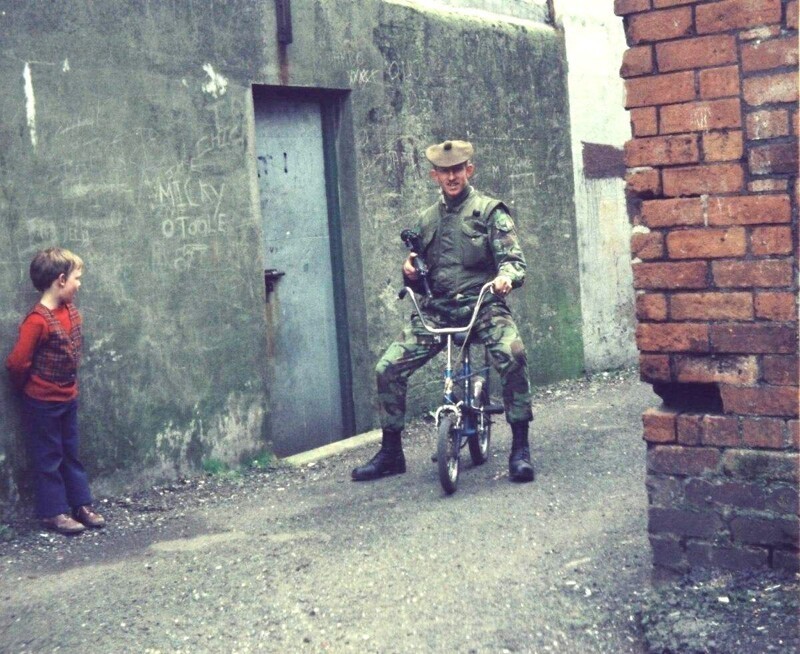Британские солдаты развлекаются на улицах при патрулировании улиц Белфаста, 1970-ые