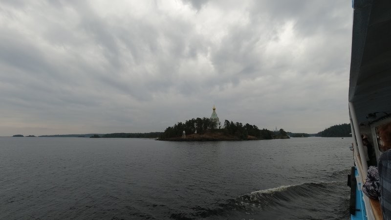 Проплыли вдоль берега острова Валаам