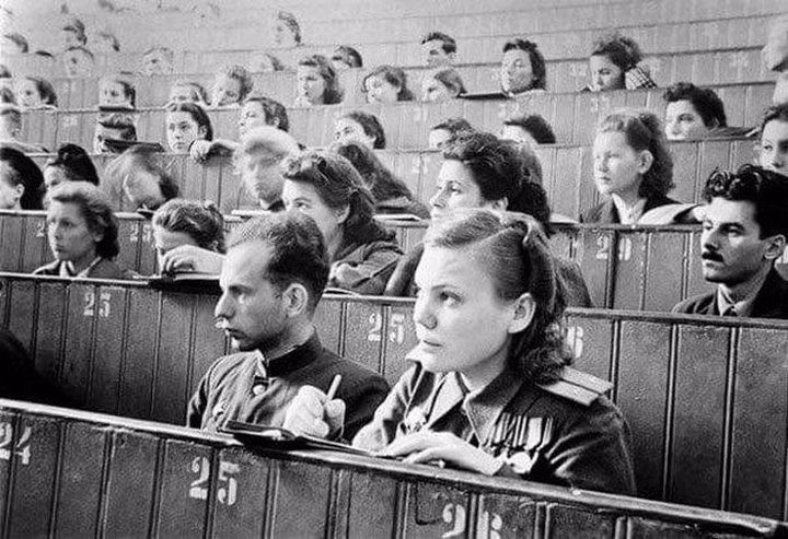 3. Не все фото с 1 сентября веселы: это снимок сделан 1 сентября 1945 года, возвращение к мирной жизни, первая лекция в МГУ