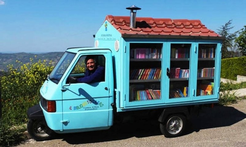 Школьный учитель переоборудовал свой грузовичок под детскую библиотеку на колесах