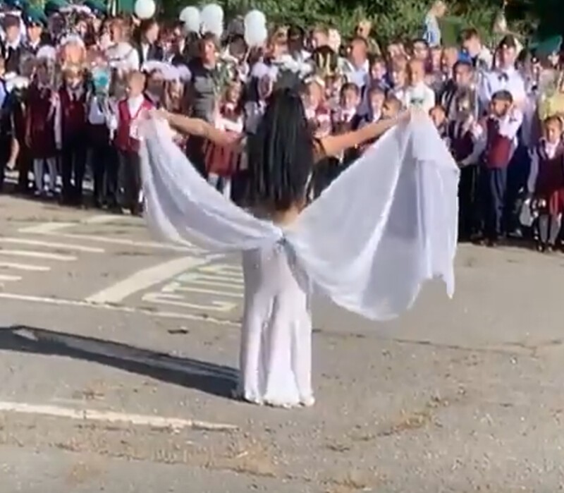 На линейке в честь Дня знаний первоклассникам Хабаровска показали танец живота