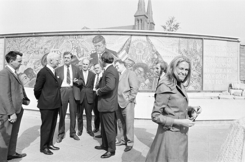13 сентября 1971. Англия, Бирмингем. Сенатор Эдвард Кеннеди с женой Джоан у мемориала Джона Кеннеди