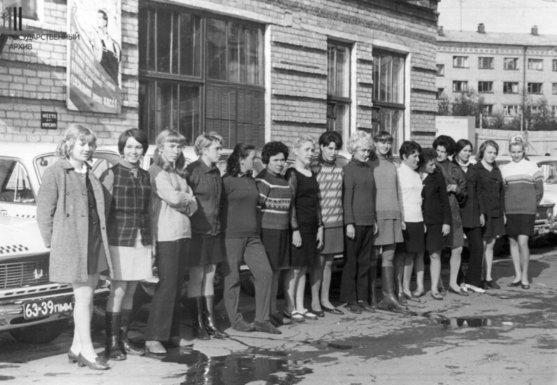 2 сентября 1971 года. Пермь. Таксопарк. Женщины-водители перед первым рейсом.