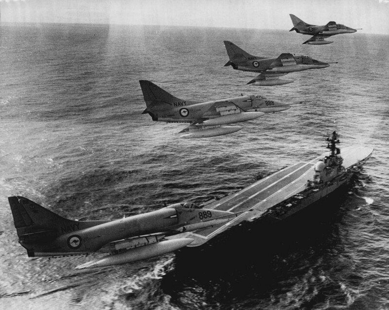 2 сентября 1971 года. Истребители A-4 Skyhawk над флагманом австралийского флота авианосцем «Мельбурн». Фото George Lipman.