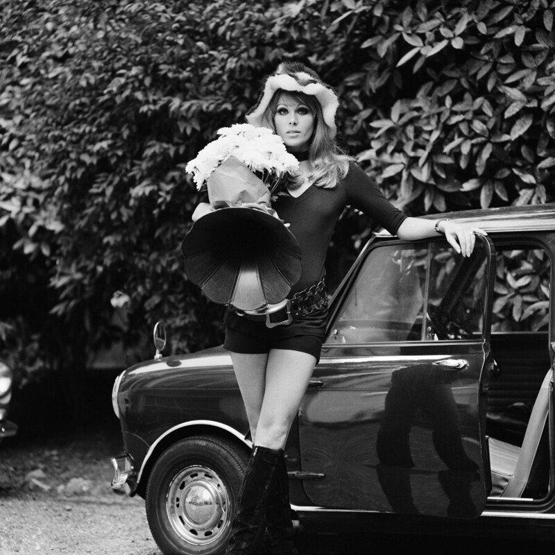 24 сентября 1971 года. Британская актриса Джоанна Ламли с граммофоном, купленным в антикварном магазине.