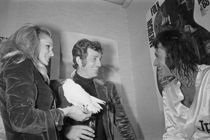 27 сентября 1971 года. Париж. Жан-Поль Бельмондо и Урсула Андресс на концерте Джонни Холлидея. Фото Jean-Claude Deutsch