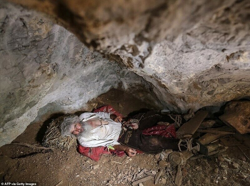 Жизнь отшельника: как живет Панта Петрович в пещере