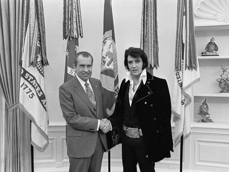 Встреча самого влиятельного человека в США с самым популярным. Ричард Никсон и Элвис Пресли. Овальный кабинет, США. 21 декабря 1970 года.