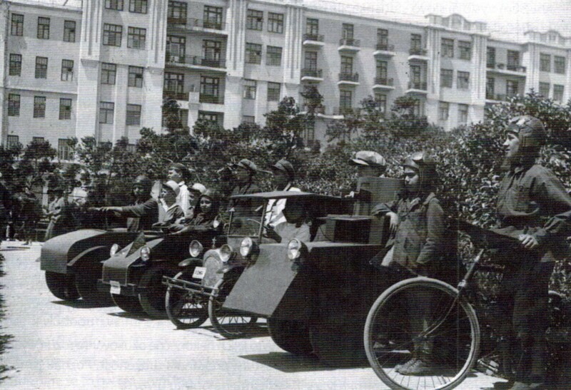 Дети на параде с самодельными машинами. 1930-е годы.Интересно, в каких кружках такую технику собирали.