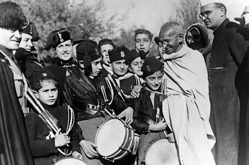 Встреча Махатма Ганди с членами фашистской детской организации в Италии Opera Nazionale Balilla