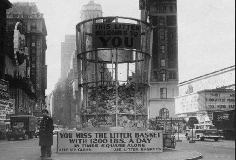 Гигантский мусорный бак посреди Таймс-сквер, позорящий жителей Нью-Йорка за их отвратительные привычки мусорить.Нью-Йорк, 1955 год