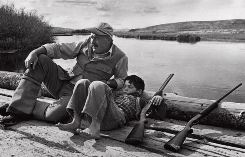 Эрнест Хемингуэй и его сын Грегори. Айдахо, октябрь 1941 года