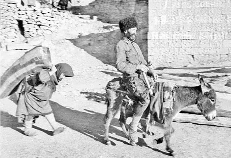 Возвращение домой с базара. 1936 год. Дагестан