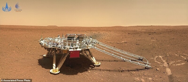 Марсоход Zhurong показал новые снимки красной планеты